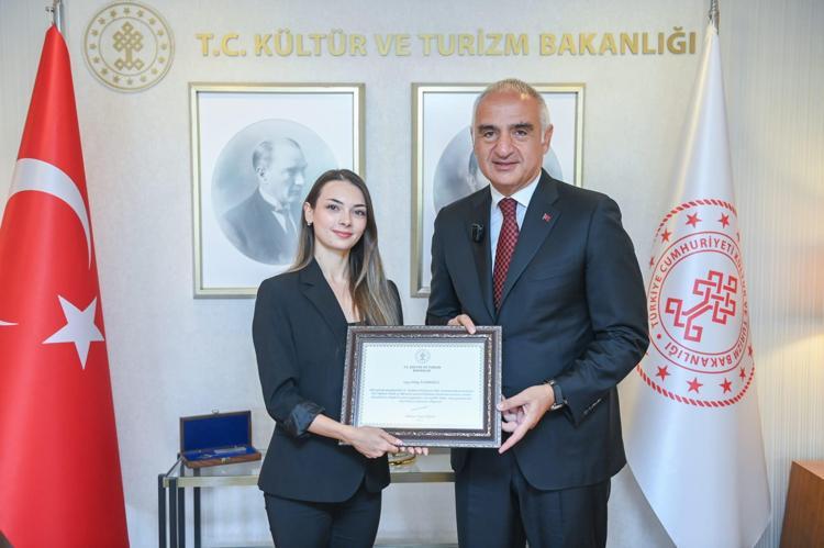 Türk balesinde uluslararası gurur Bakan Ersoy Bolşoy Tiyatrosunda tarihi başarıya imza atan Nilay Tahiroğlunu tebrik etti