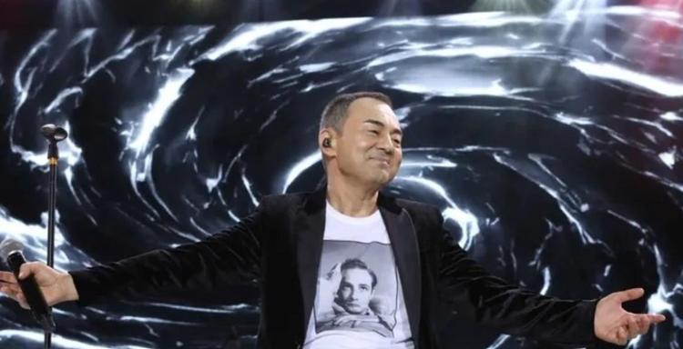 30 gün tedavi gördüğünü açıklayan Serdar Ortaç klip çekiminde ayağa kalkamadı