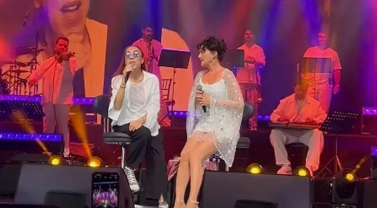 SEYİRCİLERİN ARASINDA ŞARKI SÖYLEDİ
