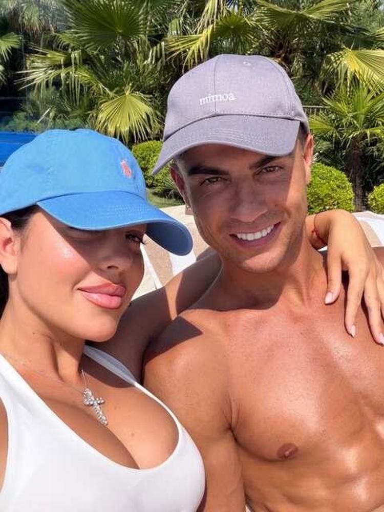 Cristiano Ronaldo ve Georgina Rodriguezden havuz pozları