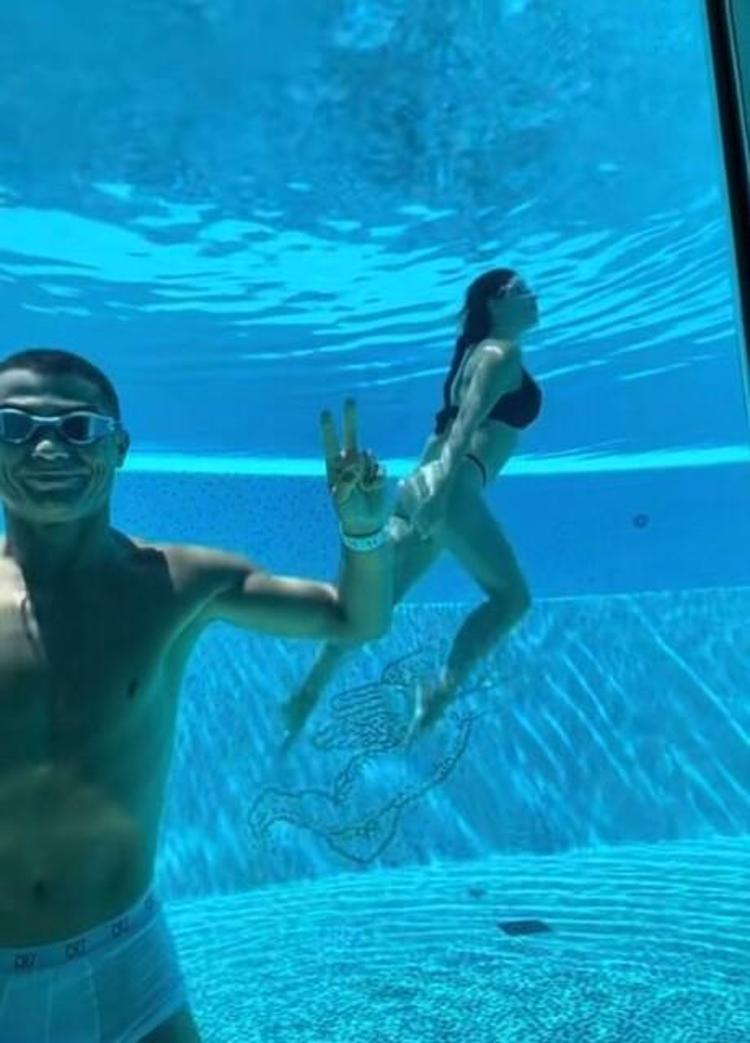 Cristiano Ronaldo ve Georgina Rodriguezden havuz pozları