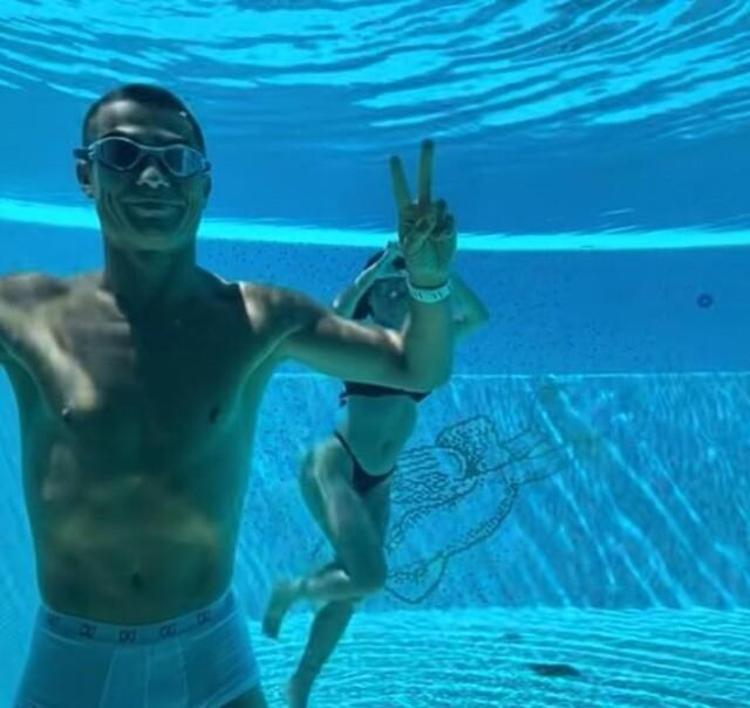 Cristiano Ronaldo ve Georgina Rodriguezden havuz pozları
