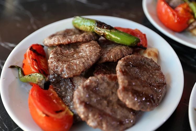 Ne baharata ne de soğana ihtiyaç var Gerçek Sivas köftesi sadece 2 malzemeyle hazırlanıyor