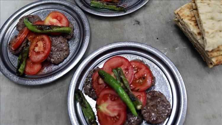 Ne baharata ne de soğana ihtiyaç var Gerçek Sivas köftesi sadece 2 malzemeyle hazırlanıyor