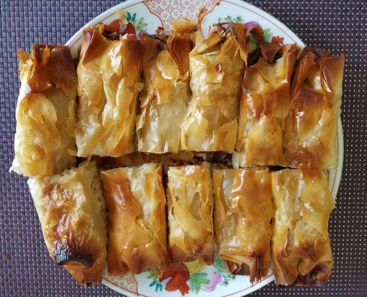 Az malzemeyle 10 dakikada hazır oluyor: Dışı çıtır çıtır içi yumuşacık pratik börek tarifi