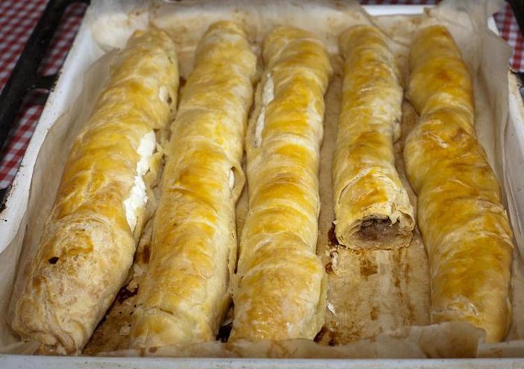 Az malzemeyle 10 dakikada hazır oluyor: Dışı çıtır çıtır içi yumuşacık pratik börek tarifi