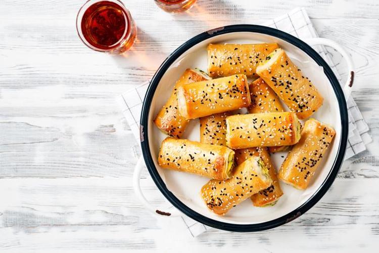 Az malzemeyle 10 dakikada hazır oluyor: Dışı çıtır çıtır içi yumuşacık pratik börek tarifi