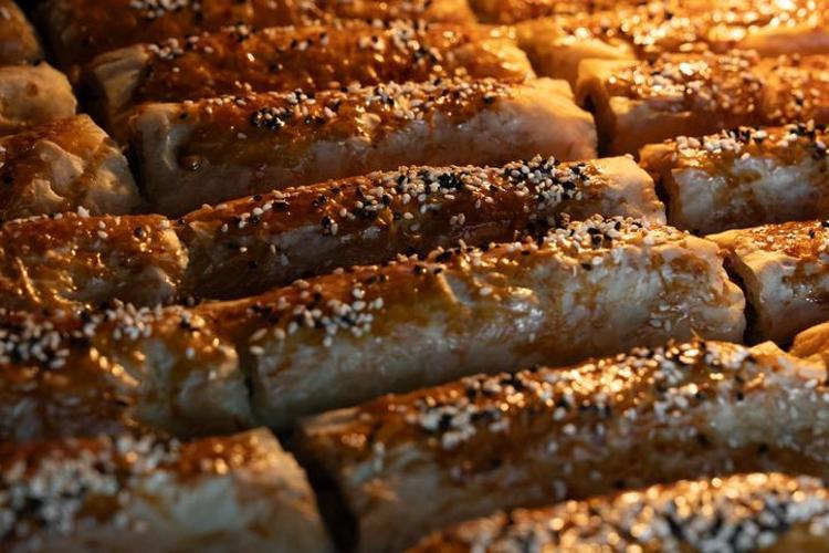 Az malzemeyle 10 dakikada hazır oluyor: Dışı çıtır çıtır içi yumuşacık pratik börek tarifi
