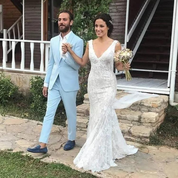 Erkan Kolçak Köstendille yollarını ayıran Cansu Tosun Bodrumda arkadaşlarıyla kurtlarını döktü