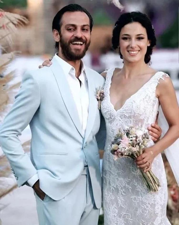 Erkan Kolçak Köstendille yollarını ayıran Cansu Tosun Bodrumda arkadaşlarıyla kurtlarını döktü