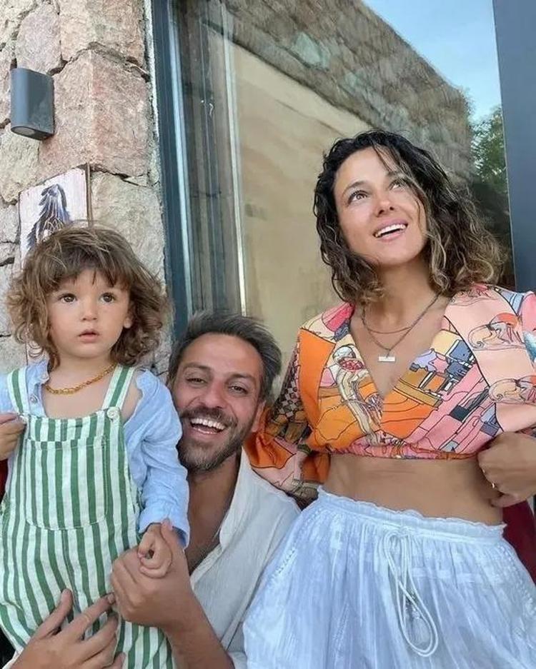 Erkan Kolçak Köstendille yollarını ayıran Cansu Tosun Bodrumda arkadaşlarıyla kurtlarını döktü