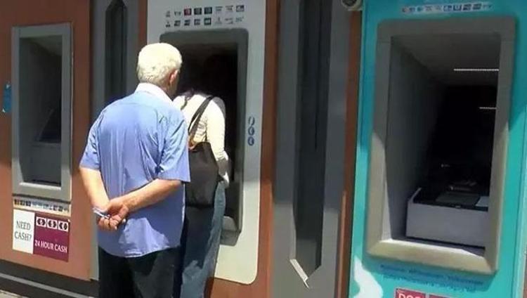 ATMlerin üstündeki o minik deliklere dikkat Şifrenizi girdiğiniz an hesabınız boşaltılabilir