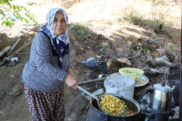 Dalında kalan kirazlar altına dönüştü Asırlık yöntemle çayın ve kahvenin yanına düşük kalorili çerez yapılıyor, kilosu 100 TL