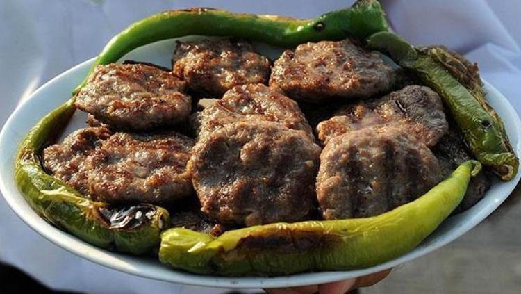 Evde mangal lezzetinde köfte yapmanın sırrı: İçine mutlaka soda ve karbonat ekleyin
