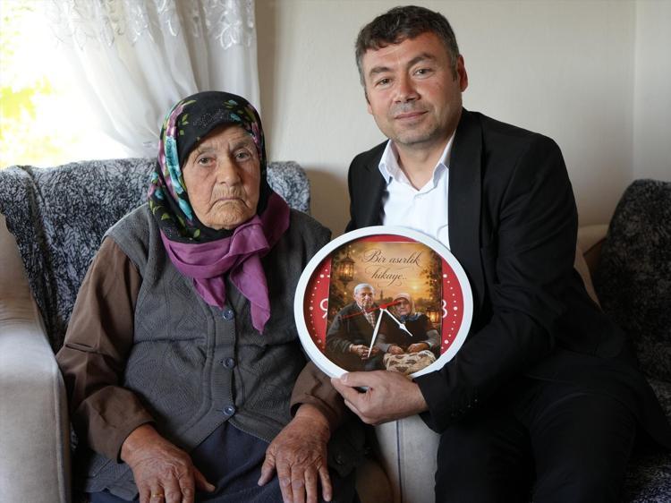 Üyücek Köyünün en yaşlı kadını 100 yaşına girdi Pastasının mumlarını üfledi, davul zurna çalındı