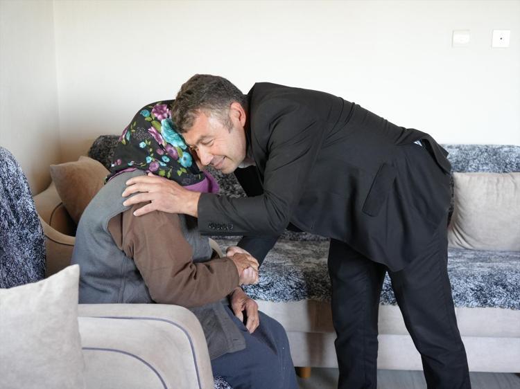 Üyücek Köyünün en yaşlı kadını 100 yaşına girdi Pastasının mumlarını üfledi, davul zurna çalındı