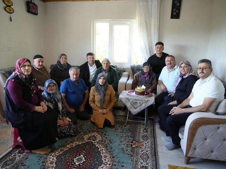 Üyücek Köyünün en yaşlı kadını 100 yaşına girdi Pastasının mumlarını üfledi, davul zurna çalındı