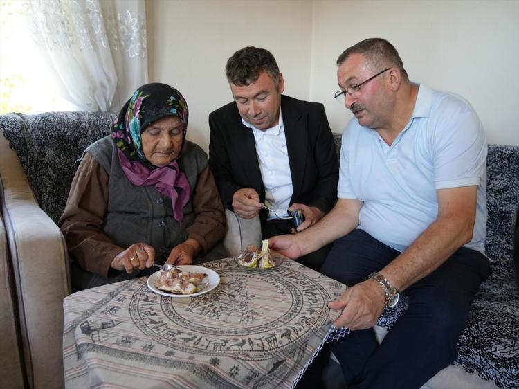 Üyücek Köyünün en yaşlı kadını 100 yaşına girdi Pastasının mumlarını üfledi, davul zurna çalındı