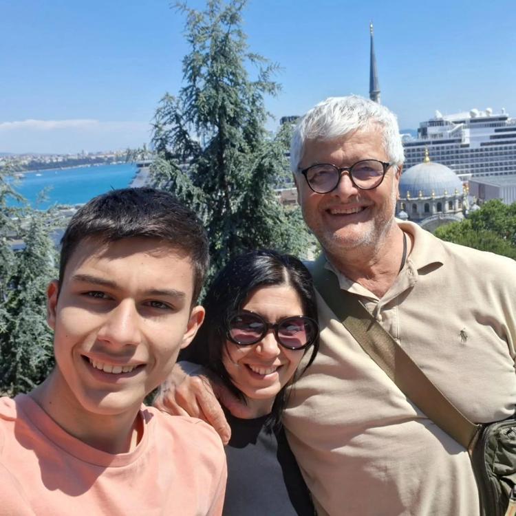 Eski manken Engin Koçun Ajda Pekkan ve Semiramis Pekkan ile pozu gündem oldu