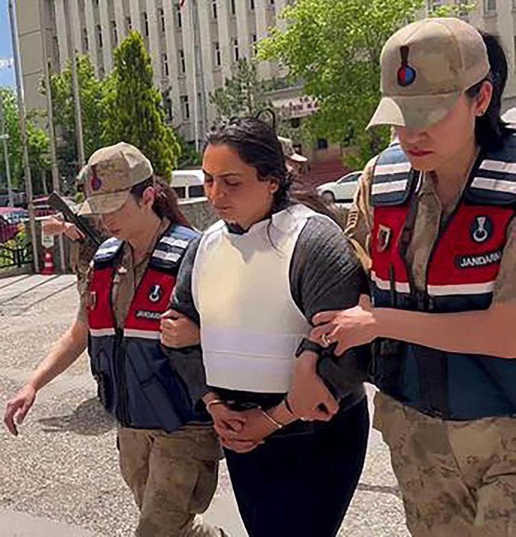 Kocasını kürekle öldürüp Beni başka erkeklerle ilişkiye zorluyordu demişti Yargıtay cezayı onadı