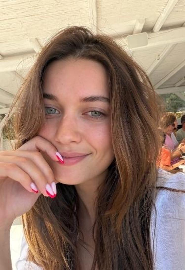 Afra Saraçoğlu’nun tatil pozuna beğeni yağdı
