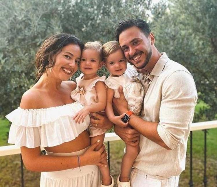 Pelin Akil ve Anıl Altan kızlarıyla Marmariste tatilde