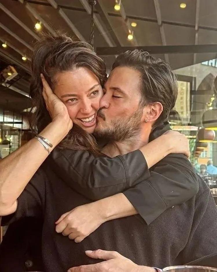 Pelin Akil ve Anıl Altan kızlarıyla Marmariste tatilde