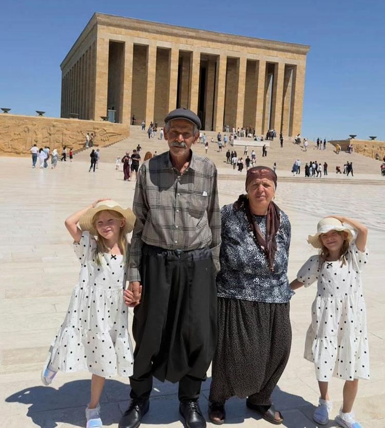 34 yıllık hasret mutlu sonla bitti Türkiyenin konuştuğu aile Anıtkabirde