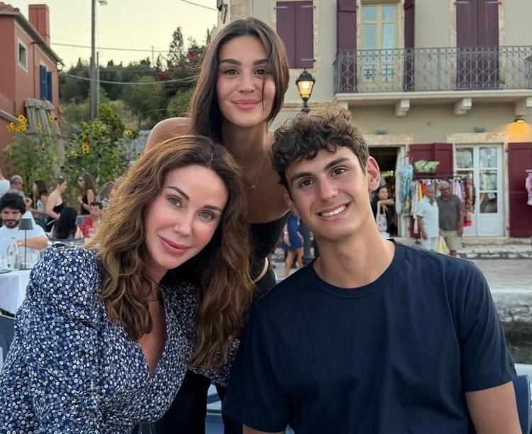 Demet Şener’den çocuklarıyla yepyeni poz