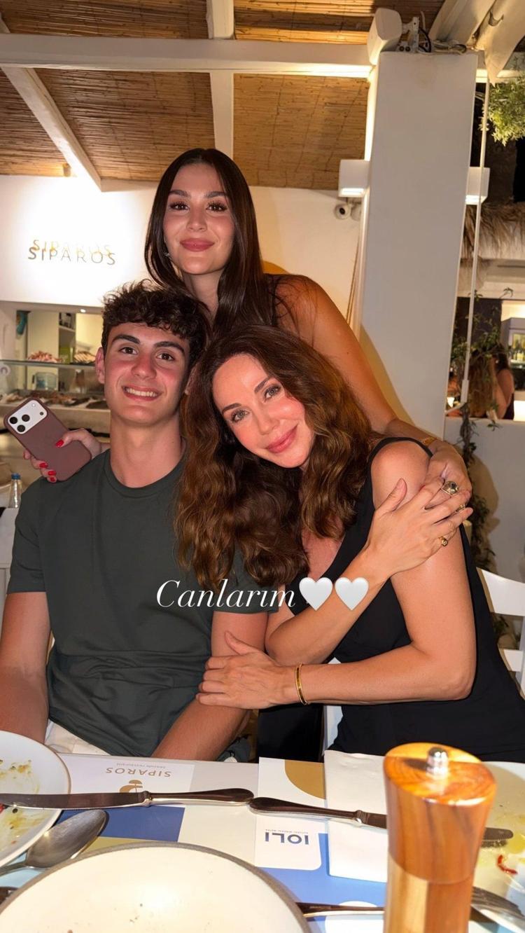 Demet Şener’den çocuklarıyla yepyeni poz