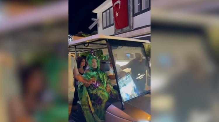 Bülent Ersoy, golf aracıyla sahne alacağı mekana gitti