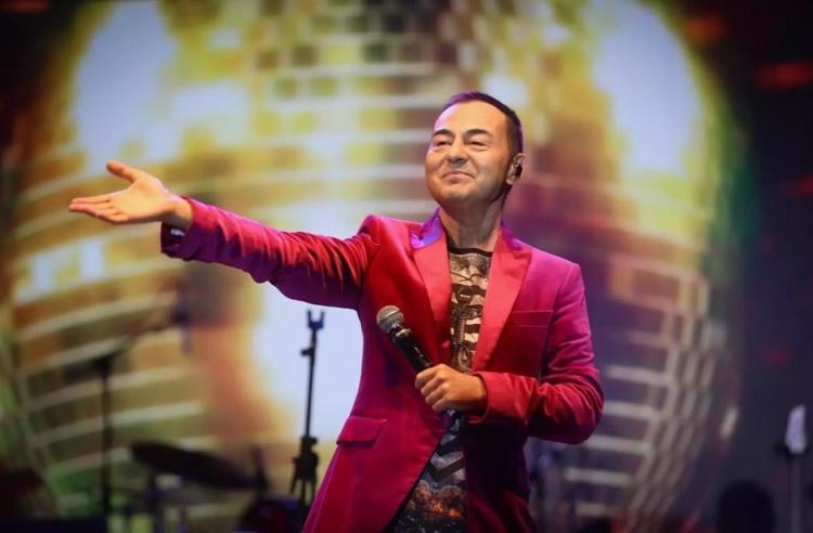 İstanbul Festivalinde Serdar Ortaç gecesi Kibariye düeti damga vurdu