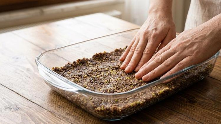 Soğuk baklava tadında borcam tatlısı: Fırın yakmadan baklava lezzetini yakalıyor, kaşık kaşık yediriyor