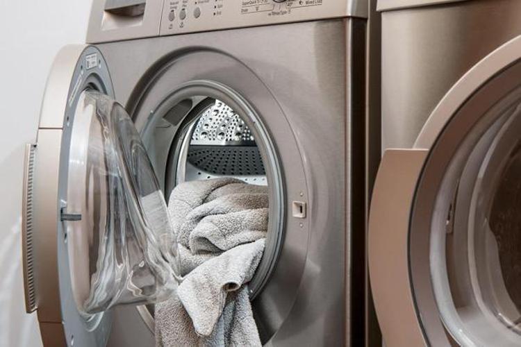 Çamaşır makinesinin deterjan gözüne 1 kaşık eklemek yeterli Çamaşırları kar gibi beyaz yapıyor