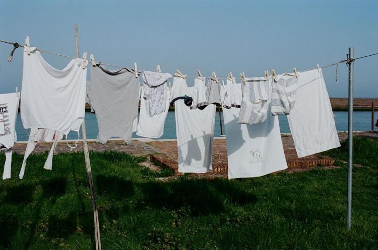 Çamaşır makinesinin deterjan gözüne 1 kaşık eklemek yeterli Çamaşırları kar gibi beyaz yapıyor