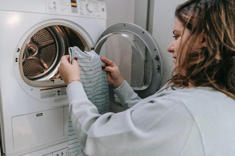 Çamaşır makinesinin deterjan gözüne 1 kaşık eklemek yeterli Çamaşırları kar gibi beyaz yapıyor
