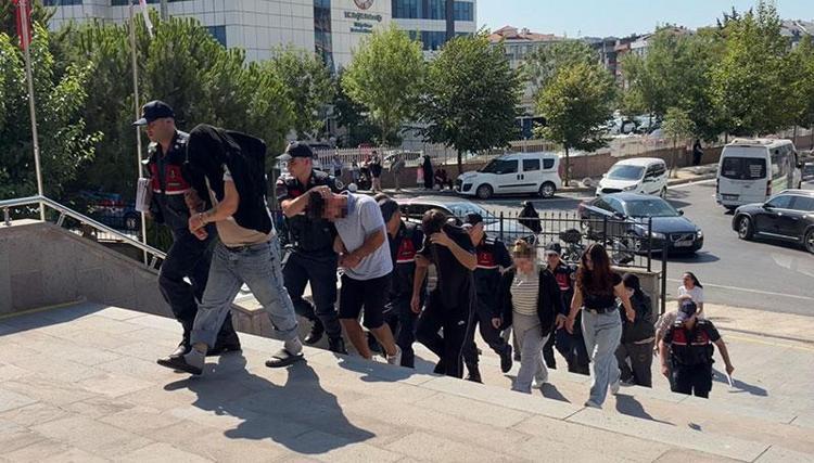 Karısıyla yasak aşk yaşayan arkadaşına akılalmaz plan Ormana götürüp kadın kıyafetleri giydirdiler