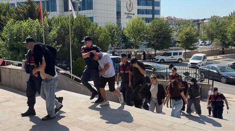 Karısıyla yasak aşk yaşayan arkadaşına akılalmaz plan Ormana götürüp kadın kıyafetleri giydirdiler