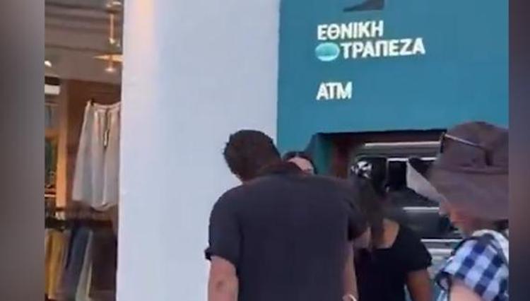EŞİNİ ÖPÜCÜKLERE BOĞDU