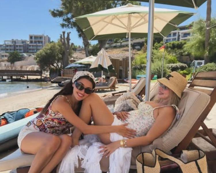 HANDE ERÇEL ABLASIYLA POZ VERDİ