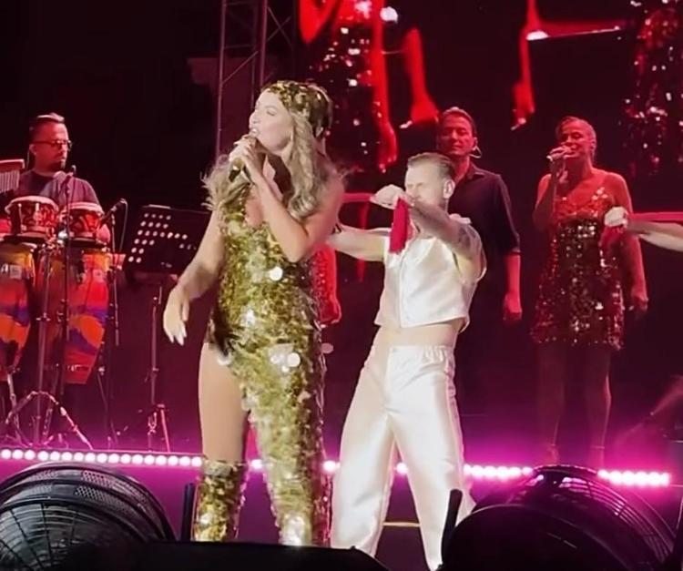 Hadise sahnede kendinden geçti Cesur dansıyla büyüledi