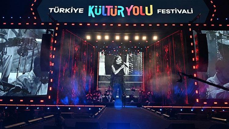 Nevşehir Kültür Yolu Festivalinde Merve Özbey coşkusu