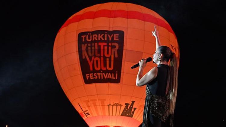 Nevşehir Kültür Yolu Festivalinde Merve Özbey coşkusu