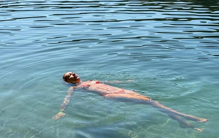 Tatilin tadını çıkardı Sinem Kobaldan bikinili pozlar