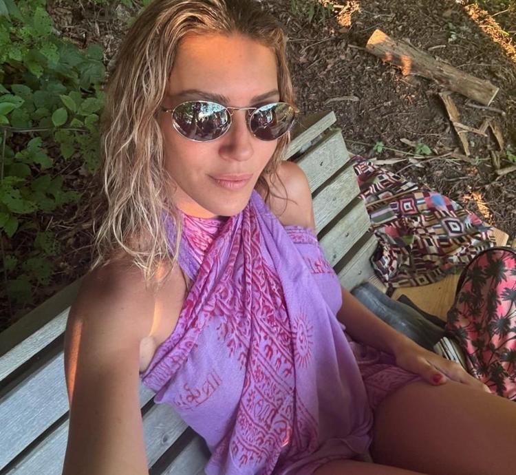 Tatilin tadını çıkardı Sinem Kobaldan bikinili pozlar