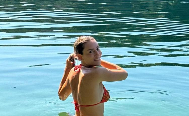 Tatilin tadını çıkardı Sinem Kobaldan bikinili pozlar