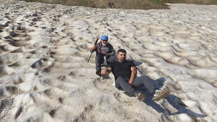 40 derece sıcağın ortasında kar keyfi Bir yanda güneşlendiler bir yanda kaydılar