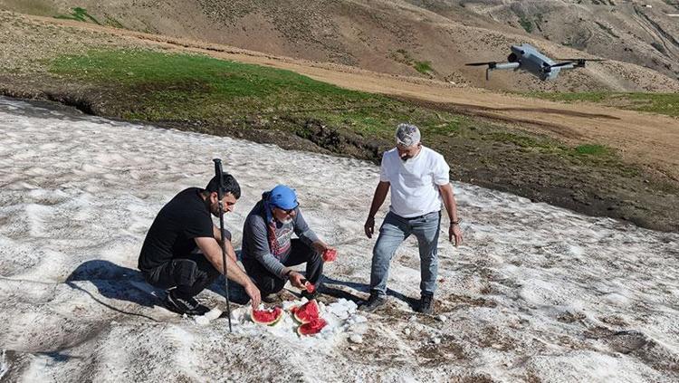 40 derece sıcağın ortasında kar keyfi Bir yanda güneşlendiler bir yanda kaydılar