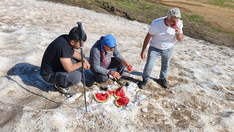 40 derece sıcağın ortasında kar keyfi Bir yanda güneşlendiler bir yanda kaydılar