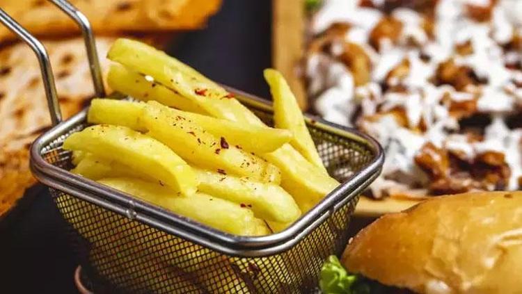 Patatesiniz sünger gibi yağ çekmesin Kızartırken bunu yapın, dışı kıtır kıtır içi lokum oluyor